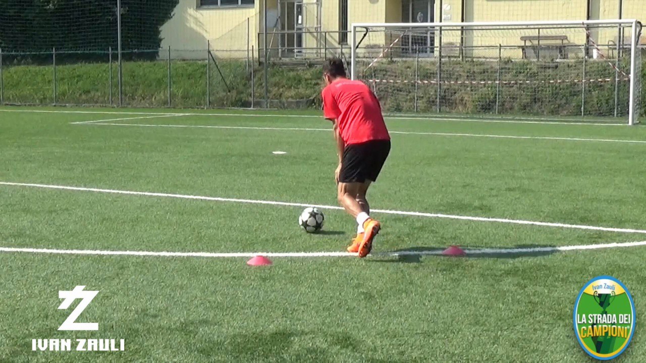 CHANGES OF DIRECTION: Changes of direction with ball protection: ball control, inside cut